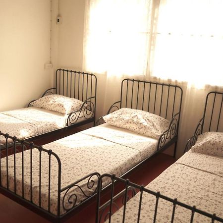 Tiger Lily Hostel Бангкок Экстерьер фото