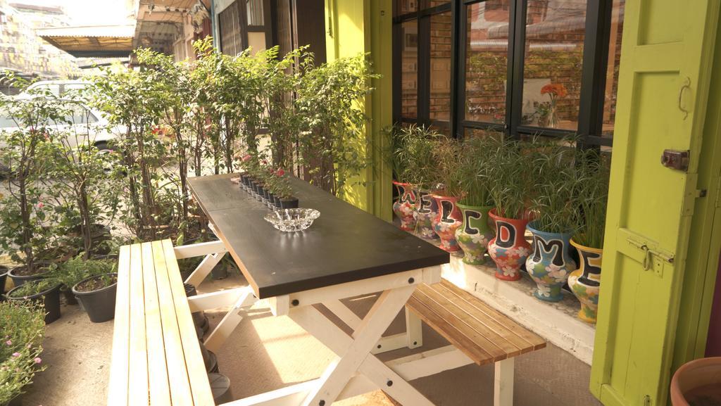 Tiger Lily Hostel Бангкок Экстерьер фото
