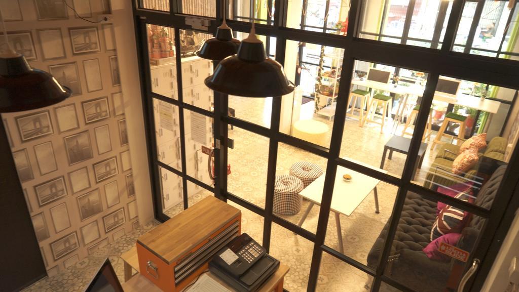 Tiger Lily Hostel Бангкок Экстерьер фото