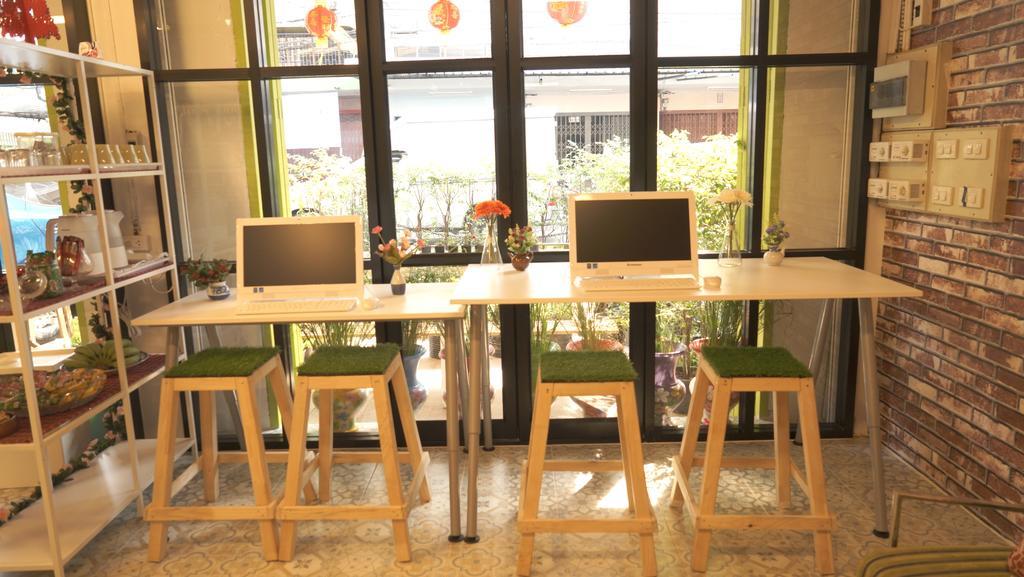 Tiger Lily Hostel Бангкок Экстерьер фото