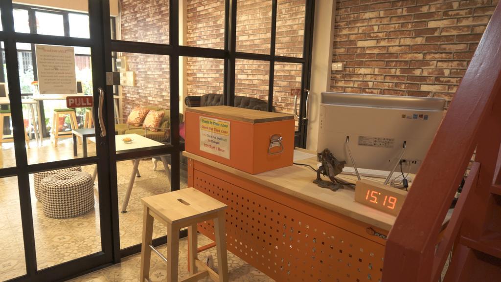 Tiger Lily Hostel Бангкок Экстерьер фото