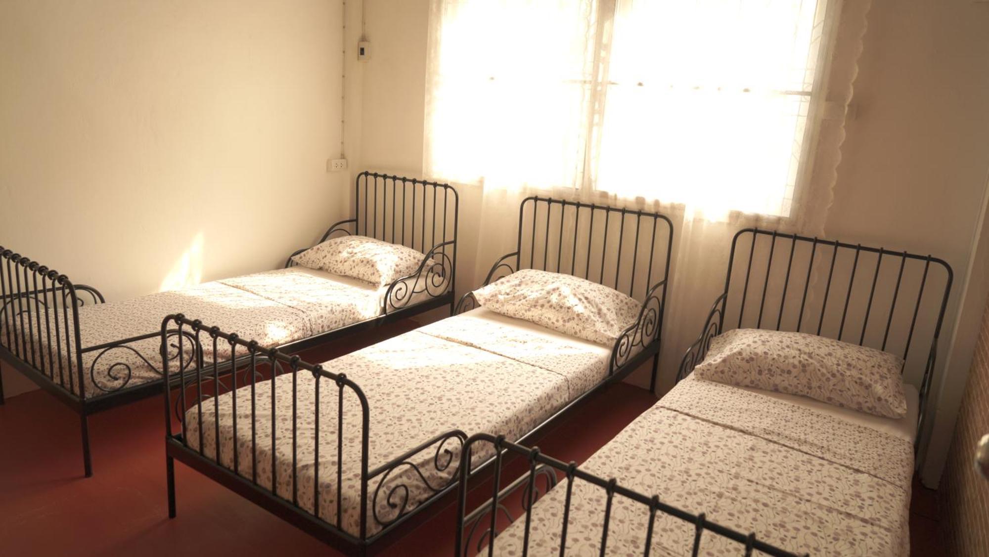 Tiger Lily Hostel Бангкок Экстерьер фото