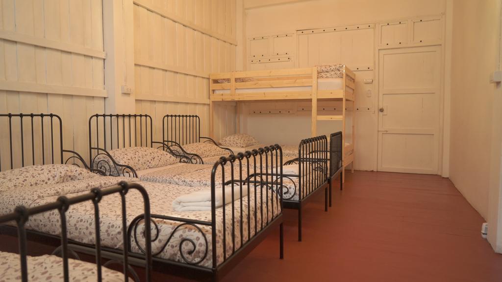 Tiger Lily Hostel Бангкок Номер фото