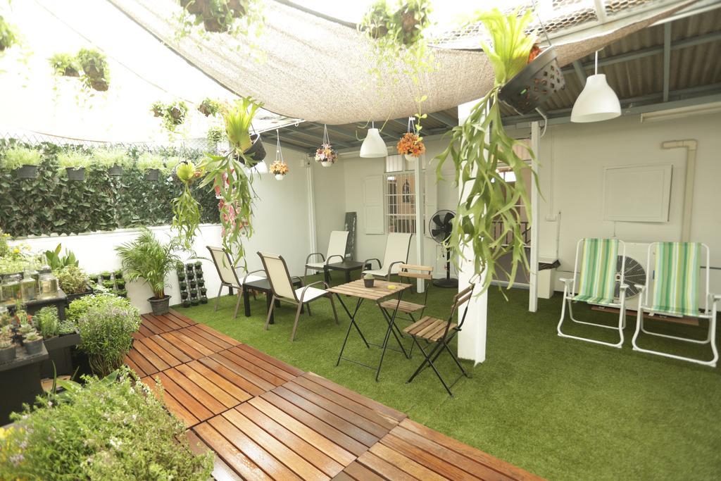 Tiger Lily Hostel Бангкок Экстерьер фото