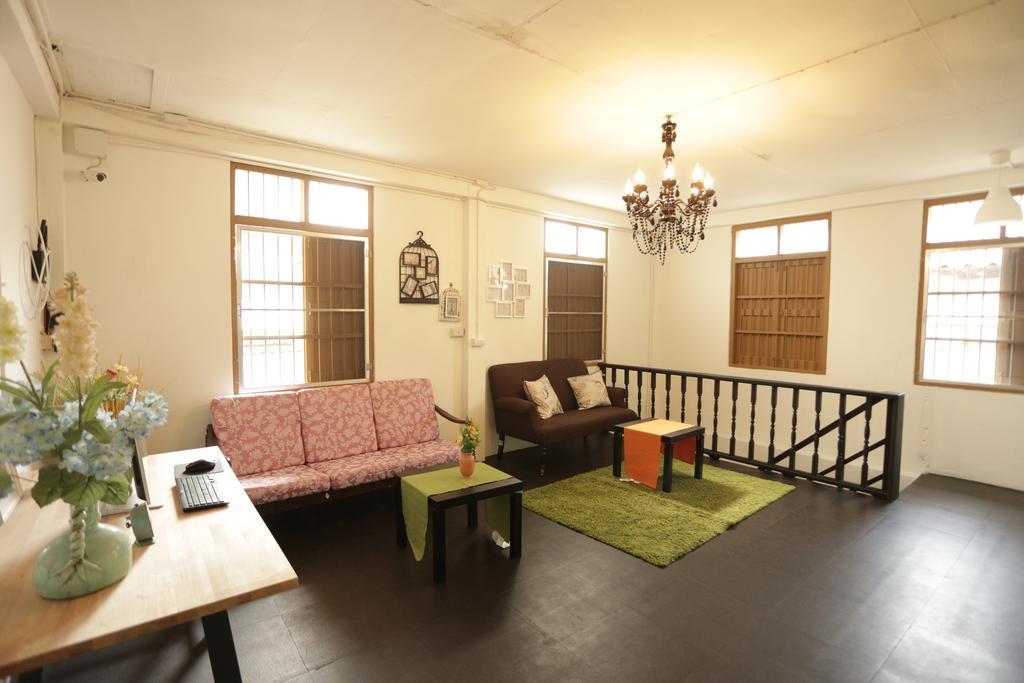 Tiger Lily Hostel Бангкок Экстерьер фото