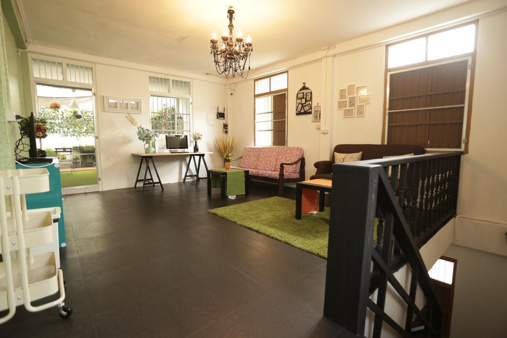 Tiger Lily Hostel Бангкок Экстерьер фото