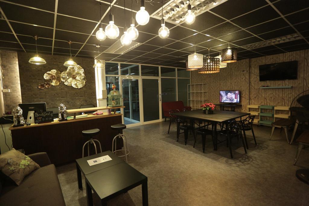 Tiger Lily Hostel Бангкок Экстерьер фото