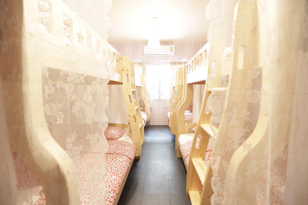 Tiger Lily Hostel Бангкок Номер фото