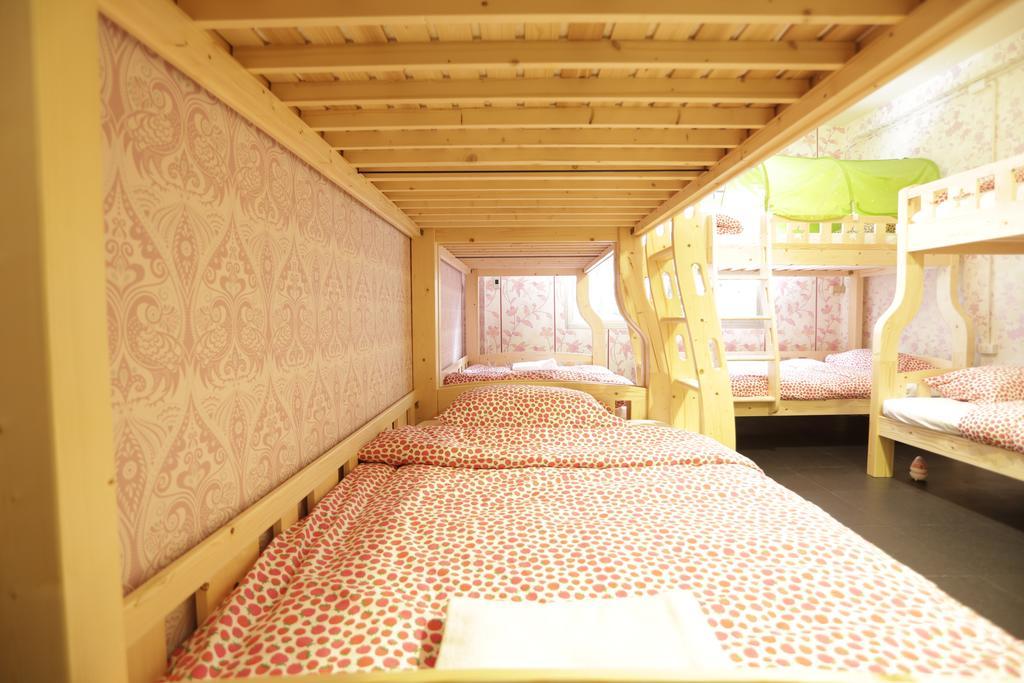 Tiger Lily Hostel Бангкок Номер фото