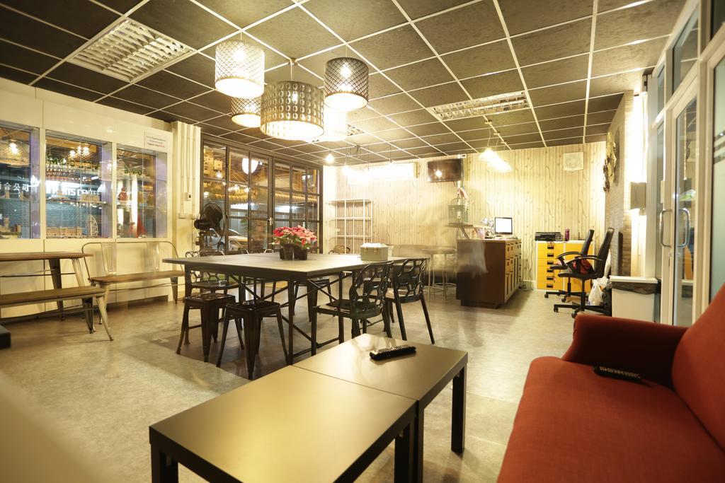 Tiger Lily Hostel Бангкок Экстерьер фото