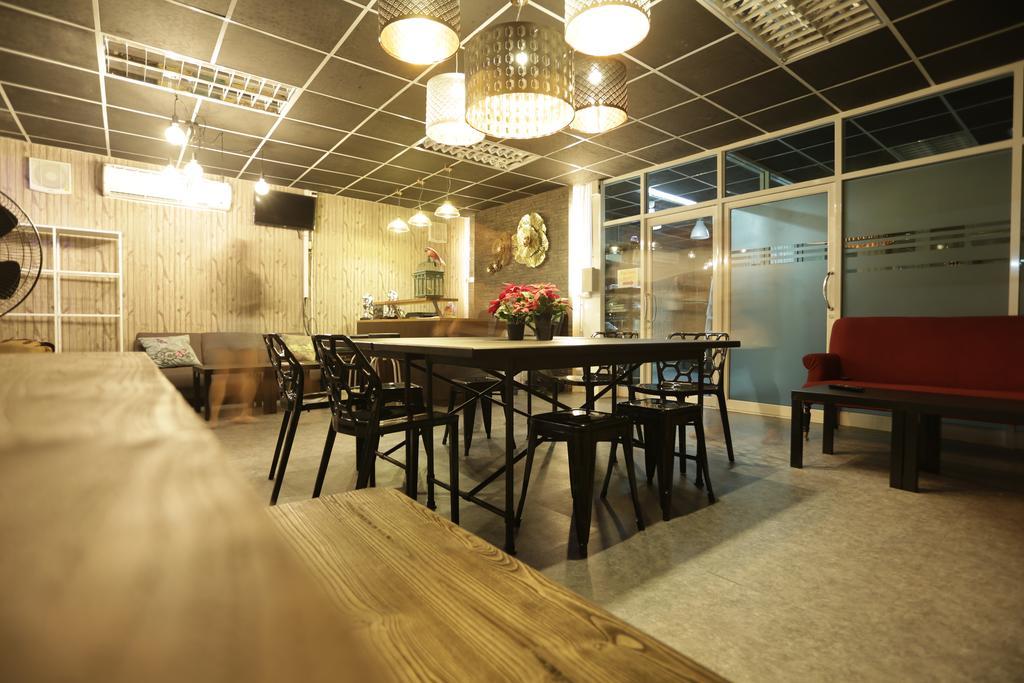 Tiger Lily Hostel Бангкок Экстерьер фото
