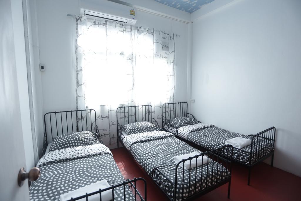 Tiger Lily Hostel Бангкок Экстерьер фото