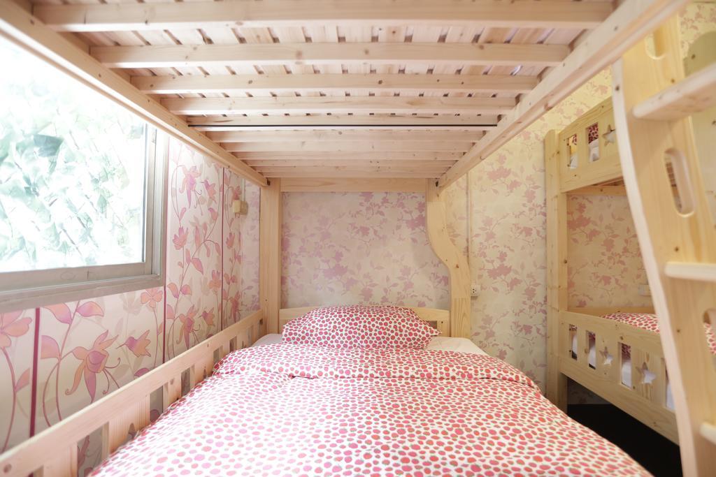 Tiger Lily Hostel Бангкок Экстерьер фото
