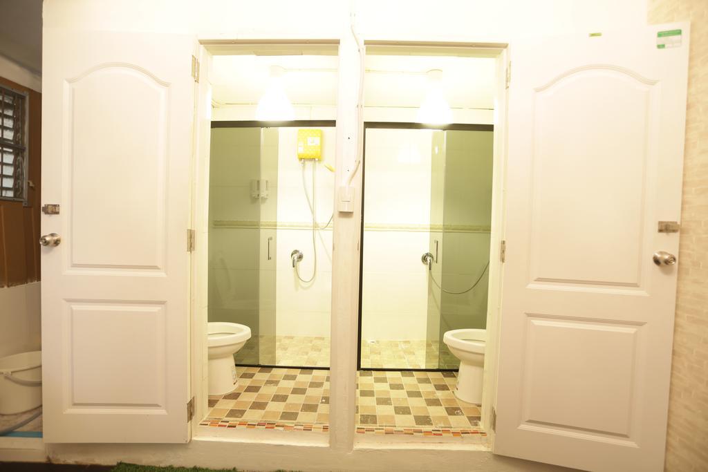 Tiger Lily Hostel Бангкок Экстерьер фото