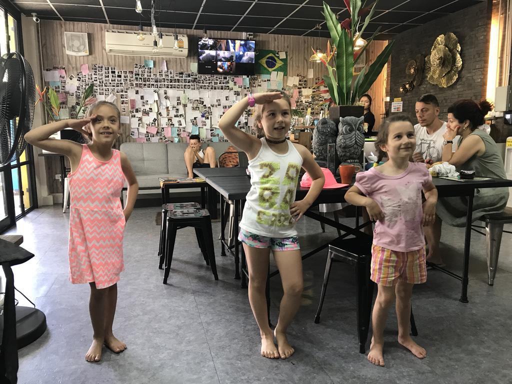 Tiger Lily Hostel Бангкок Экстерьер фото