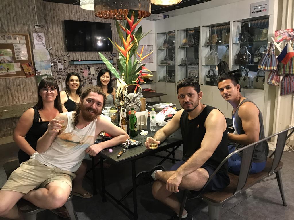 Tiger Lily Hostel Бангкок Экстерьер фото